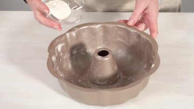 Bitkisel kısaltmalı yağlı kek tavası ve Funfettti Bundt keki pişirmek için un..