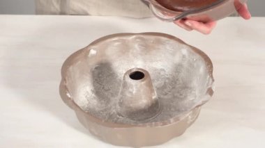 Bitkisel kısaltmalı yağlı kek tavası ve Funfettti Bundt keki pişirmek için un..