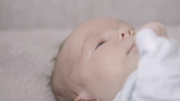 新生児のライフスタイルの肖像画 3週間の赤ちゃんの女の子 — ストック動画