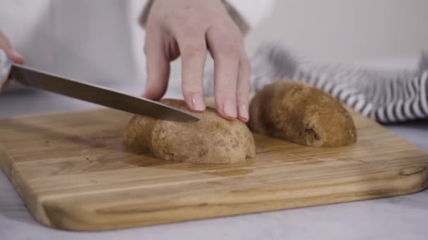 Fırında Pişirmek Için Patates Dilimleri Hazırlıyorum — Stok video