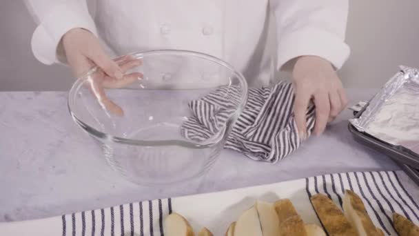 Processen För Matlagning Cinnabon Rullar Ingredienser Vit Köksbänk — Stockvideo