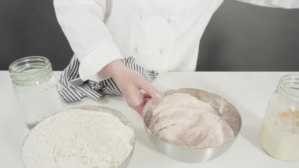 Proces Vaření Cinnabon Rolls Složky Bílém Kuchyňském Pultu — Stock video