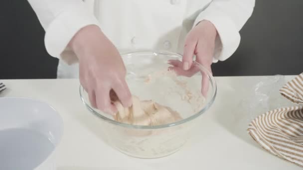 Cinnabon Ekmeği Pişirme Işlemi Çindekiler Beyaz Mutfak Tezgahında — Stok video