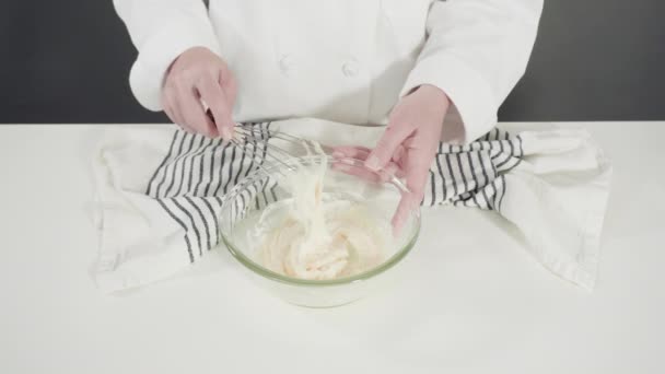 Prozess Der Zubereitung Von Zimtröllchen Zutaten Auf Einer Weißen Küchentheke — Stockvideo