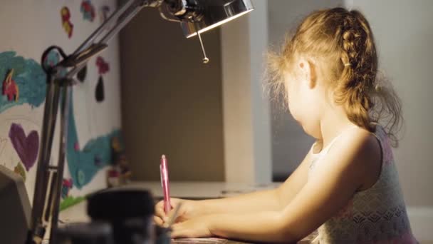 Dívka Studující Doma Během Learningové Školy — Stock video