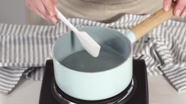 Adım adım. Düz yatıyordu. Çikolatalı kekle çikolatalı keki karıştırmak için karışımı karıştırıyorum..