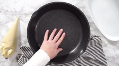 Kızartma tavasında kefir tabanında küçük krepler pişirmek..