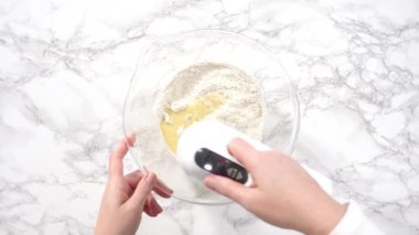 Kızartma tavasında kefir tabanında küçük krepler pişirmek..