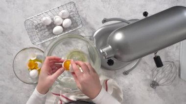 Küçük kreplerin malzemelerini kefir bazında karıştırıyorum.