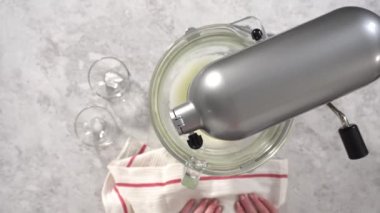 Küçük kreplerin malzemelerini kefir bazında karıştırıyorum.