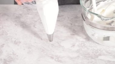 Tek boynuzlu at teması yapıyor Renkli krema rengi patlıyor 