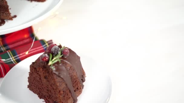 Cocinar Pastel Chocolate Con Glaseado Chocolate Decorado Con Arándanos Frescos — Vídeo de stock