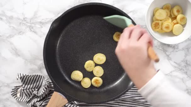 Cucinare Piccole Frittelle Una Base Kefir Una Padella Friggere — Video Stock