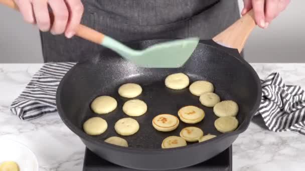 Cozinhar Pequenas Panquecas Uma Base Kefir Uma Panela Ato Fritar — Vídeo de Stock