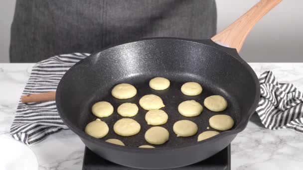 Cozinhar Pequenas Panquecas Uma Base Kefir Uma Panela Ato Fritar — Vídeo de Stock