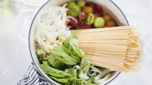 Kochen Auf Topf Pasta Rezept Einem Emaillierten Gusseisernen Holländischen Ofen — Stockvideo