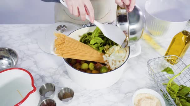 Matlagning Gryta Pasta Recept Emaljerad Gjutjärn Holländska Ugn — Stockvideo