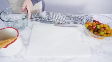 Maden işlemeli, dökme demir bir fırında makarna tarifi pişiriyorum..