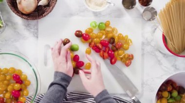 Maden işlemeli, dökme demir bir fırında makarna tarifi pişiriyorum..