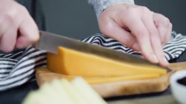 Preparação Queijo Carne Bolachas Aperitivo Bordo Uma Superfície Mármore — Vídeo de Stock