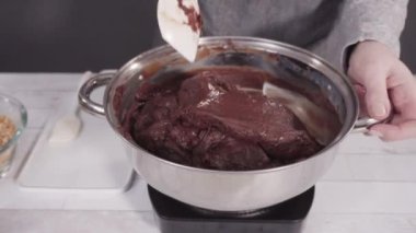 Kavanozda çikolata parçaları eritip fındıklı şekerleme yapıyorum..