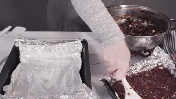 Schmelzen Von Schokoladenstücken Kochtopf Für Macadamia Nuss Fudge — Stockvideo