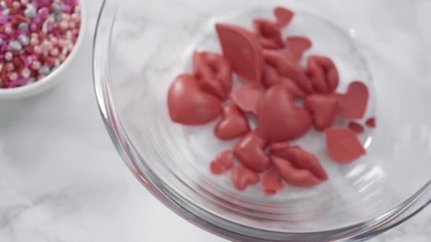 Делая Слышать Целовать Формы Шоколада Красной Конфеты Тают — стоковое видео