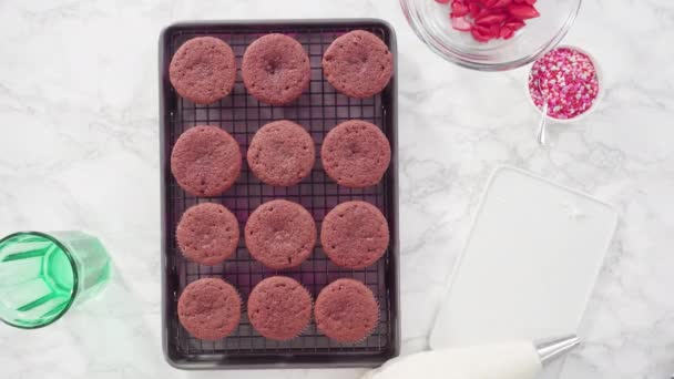 Röd Sammet Muffins Med Färskost Glasyr Och Dekorerar Med Hjärta — Stockvideo