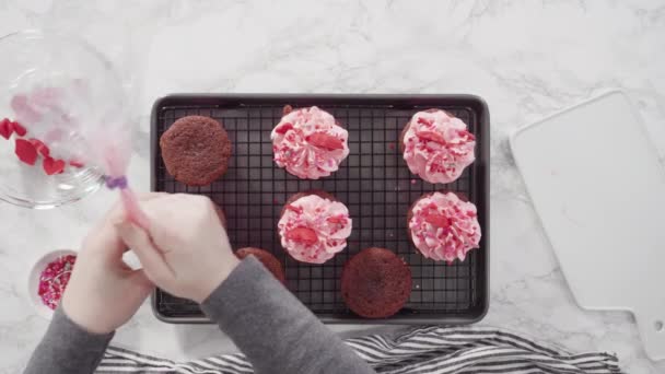 红色天鹅绒蛋糕 奶油奶酪糖霜 心形装饰 吻状红巧克力 — 图库视频影像