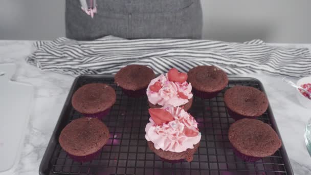 Cupcake Velluto Rosso Con Glassa Crema Formaggio Decora Con Cuore — Video Stock