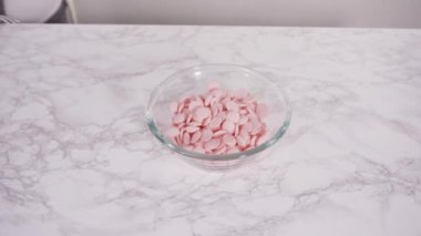 Adım adım. Çikolata parçalarını mutfak tezgahında eritmek için gereken malzemeler..