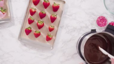Adım adım. Çikolata soslu çilek yapma süreci 