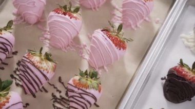 Adım adım. Çikolata soslu çilek yapma süreci 