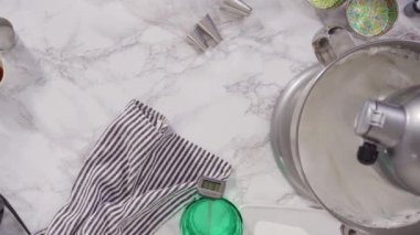 Gökkuşağı parçalı Funfettti Bundt keki yapıyorum. 