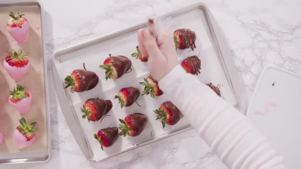 一歩ずつ チョコレートを浸したイチゴを作るプロセス — ストック動画