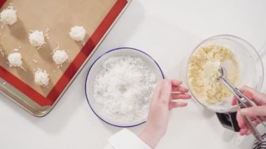 Mutfakta hindistan cevizli kurabiye yapıyorum.