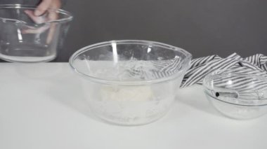 Mutfakta ev yapımı ekmek hazırlıyorum.