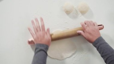 Mutfakta ev yapımı ekmek hazırlıyorum.