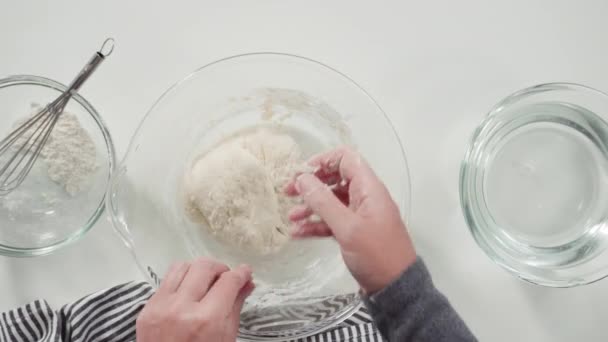 Προετοιμασία Σπιτικού Ψωμιού Στην Κουζίνα — Αρχείο Βίντεο
