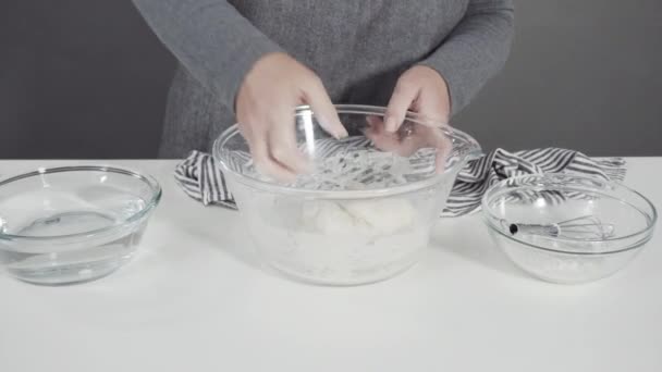 Préparation Pain Plat Maison Dans Cuisine — Video