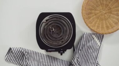 Mutfakta ev yapımı ekmek hazırlıyorum.