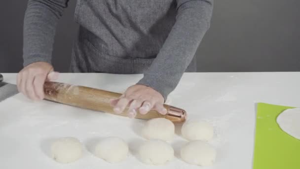 Подготовка Домашнего Лепешки Кухне — стоковое видео