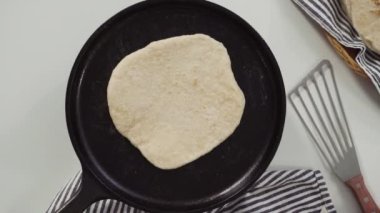 Dökme demir tavada ev yapımı ekmek hazırlıyorum..