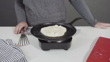 Mutfakta yemek pişiren kadın.