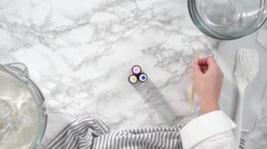 Çok renkli tek boynuzlu at meringue kurabiyeleri yapma süreci 