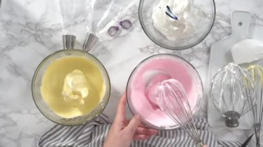 Çok renkli tek boynuzlu at meringue kurabiyeleri yapma süreci 