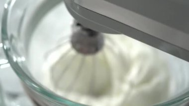 Çok renkli tek boynuzlu at meringue kurabiyeleri yapma süreci 