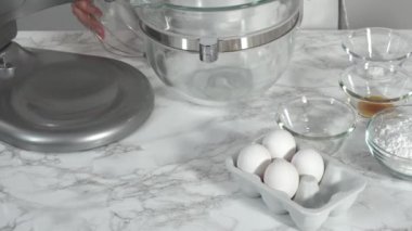 Çok renkli tek boynuzlu at meringue kurabiyeleri yapma süreci 