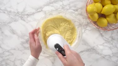 Limon aromalı kek yapma süreci 