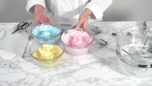 Proces Tvorby Vícebarevných Jednorožcových Sušenek — Stock video